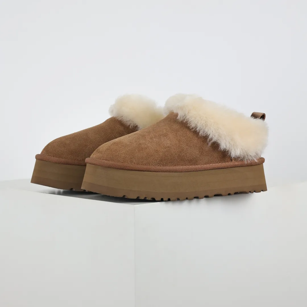 Pick up locally 💰600 Core recommended good price Independently developed original outsole, cashmere insole, keeping warm in winter, suitable for home use. In recent years, uug has launched a style series, which is partially skewed towards the preferences of young consumers, and has also been at the forefront of fashion trends. Shoe body material, water-repellent coated suede upper, 17mm UGGPURE™ implanted wool insole, lightweight non-slip and comfortable rubber outsole, with brand LOGO, complete packaging, size: 35 36 37 38 39 40